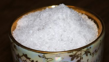 Врач назвала признаки чрезмерного потребления соли