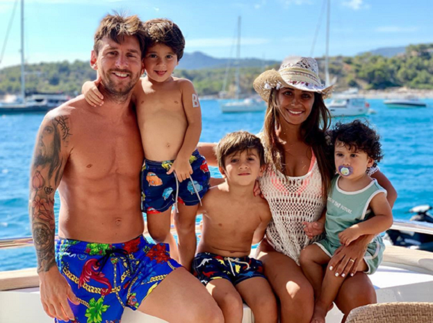 Лионель Месси с женой и детьми на отдыхе. Фото из личных соцсетей