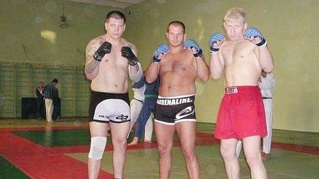 2003 год, Старый Оскол. Александр Емельяненко, Федор Емельяненко и Сергей Харитонов. 2003 год, Старый Оскол. Александр Емельяненко, Федор Емельяненко и Сергей Харитонов.