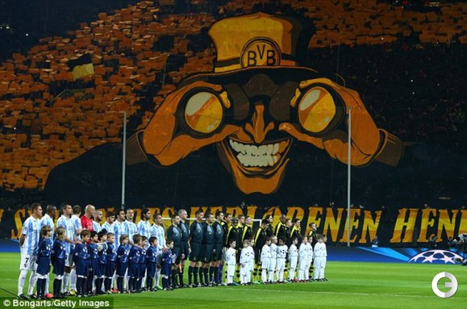 болельщики дортмундской Боруссии с флагами на трибуне