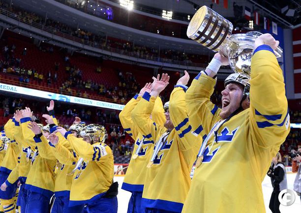 Сколько раз становилась чемпионом сборная команда швеции. Сборная Швеции по хоккею чемпионы. Швеция чемпион 2018. Купить куртку сборной Швеции по хоккею.