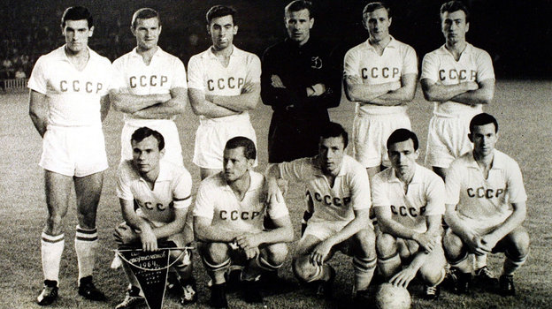 
                        Трагическая судьба звезды сборной СССР: номинировался на «Золотой мяч», погиб от удара пивной кружкой
                    