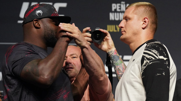 Павлович и Льюис на дуэли взглядов перед UFC 277. Фото Global Look Press Павлович и Льюис на дуэли взглядов перед UFC 277. Фото Global Look Press