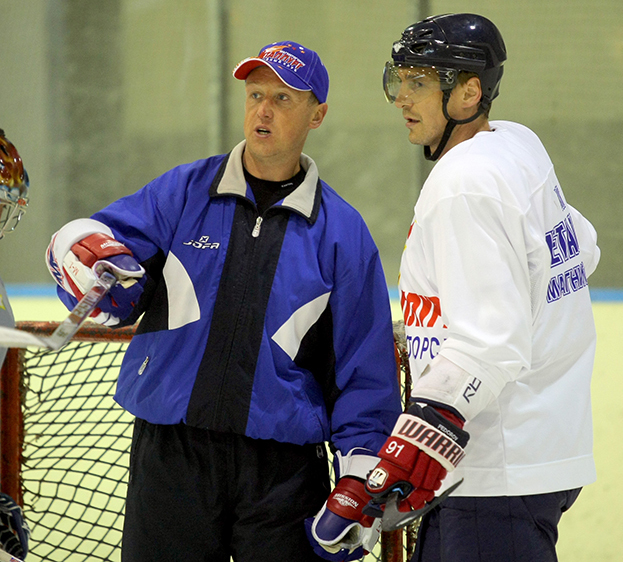 Андрей Соколов и Сергей Федоров на тренировке "Металлурга" в 2009 году. Фото photo.khl.ru