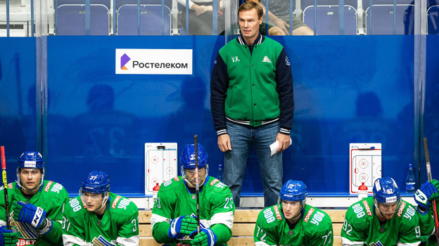 Виктор Козлов с хоккеистами команды. Фото ХК «Салават Юлаев»