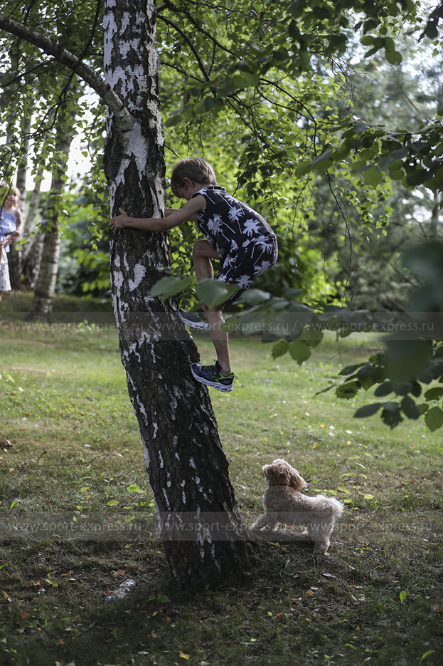 Сын Игоря Акинфеева Даня спасает кота с дерева. Фото Александр Федоров, "СЭ"