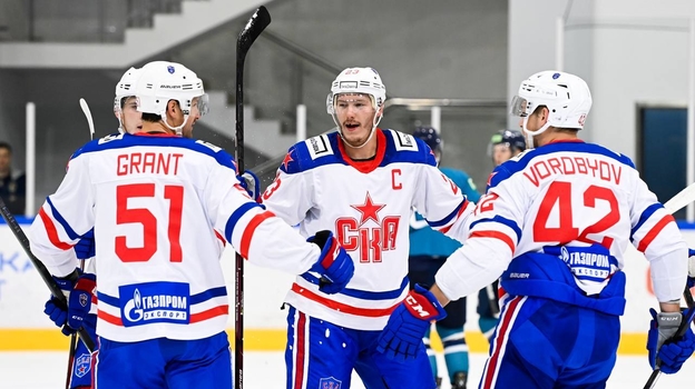 Дмитрий Яшкин (в центре). Фото ХК СКА