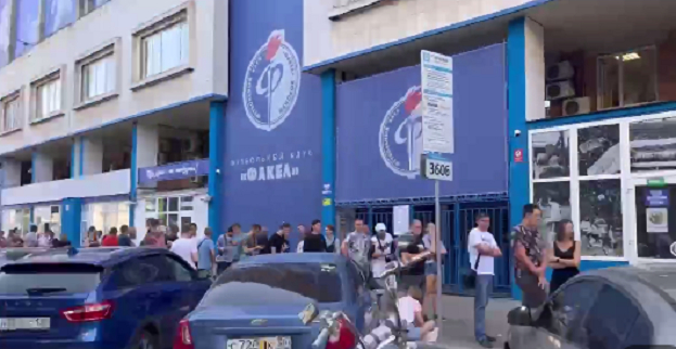 Очередь в кассу за билетами. Очередь в кассу за билетами.