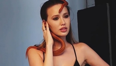 Жена Тарасова выложила видео, как позирует в кожаном платье со змеей на шее