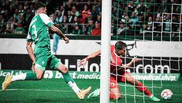 «Аугсбург» с минимальным счетом победил «Вердер», бременцы в добавленное время не забили пенальти