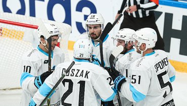 Хоккеисты минского «Динамо» празднуют заброшенную шайбу.