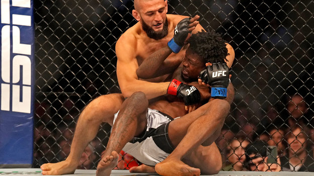 Хамзат Чимаев разбирает Кевина Холланда в партере. Фото Joe Camporeale, USA Today Sports Хамзат Чимаев разбирает Кевина Холланда в партере. Фото Joe Camporeale, USA Today Sports
