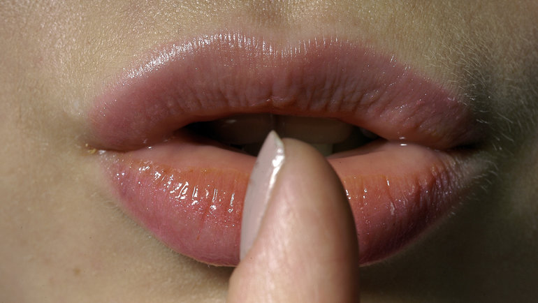 Почему вы кусаете губы и как избавиться от этой опасной привычки