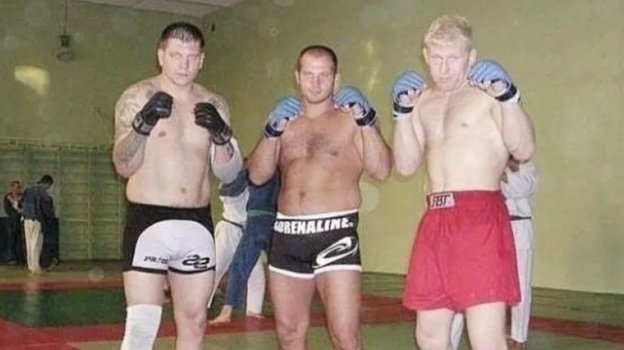 2003 год, Старый Оскол: Александр Емельяненко, Федор Емельяненко и Сергей Харитонов. Фото Соцсети 2003 год, Старый Оскол: Александр Емельяненко, Федор Емельяненко и Сергей Харитонов. Фото Соцсети