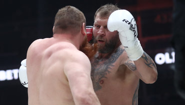 Вячеслав Дацик нокаутировал Александра Емельяненко.