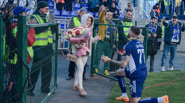 Владимир Сычевой делает предложение своей девушке. Фото ФК "Оренбург"