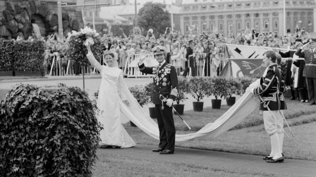 Ойыншықтармен жеке секс Жігіт қызының мысығын жалауы керек еді