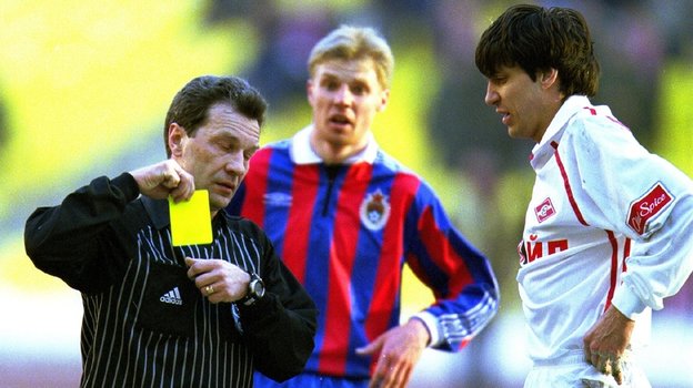 31 марта 2001 года. Москва. «Спартак» — ЦСКА — 1:0. Андрей Бутенко показывает желтую карточку Юрию Ковтуну. Фото Григорий Филиппов