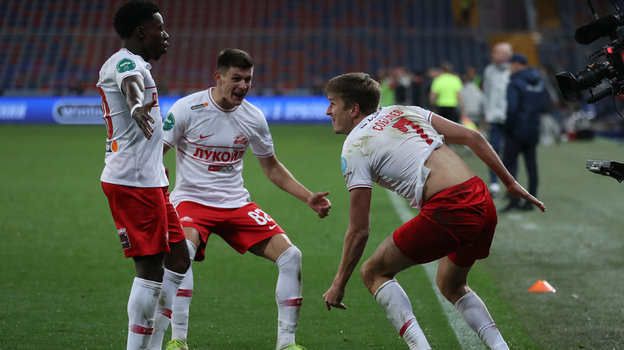 Александр Соболев (справа) празднует забитый мяч с одноклубниками. Фото Александр Федоров, "СЭ"