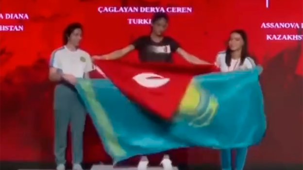 Во время награждения на чемпионате мира по армрестлингу спортсменка из  Турции перекрыла казахстанский флаг. Спорт-Экспресс