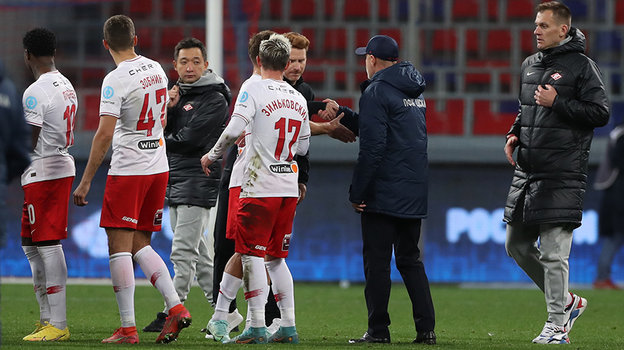 Рукопожатие тренеров после матча. Фото Александр Федоров, "СЭ"