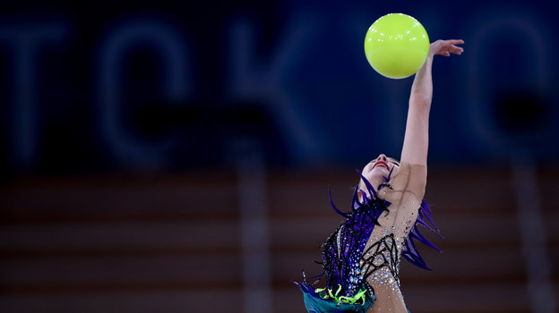 Гимнастка Анастасия Салос выполняет упражнение с мячом. Фото Александр Федоров, "СЭ"