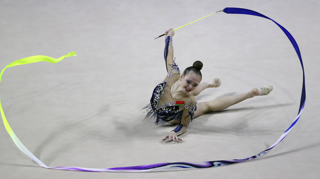 Гимнастка Анна Каменщикова выполняет упражнение с лентой. Фото Александр Федоров, "СЭ"