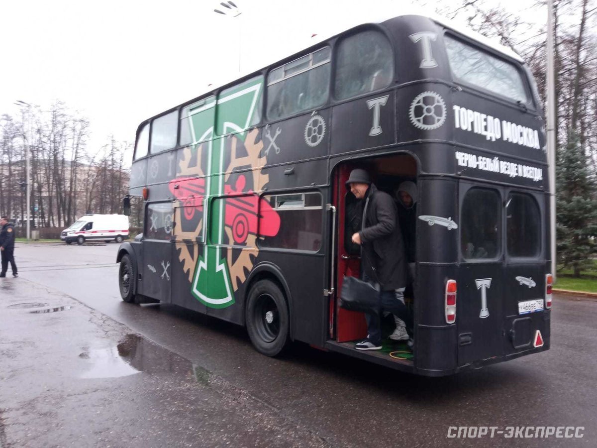 Торпедо» приехало на матч с «Зенитом» на двухэтажном автобусе.  Спорт-Экспресс