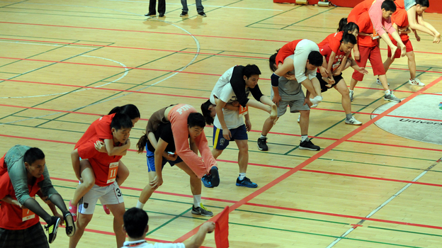 Соревнования по переноске жен в Китае. Фото Global Look Press