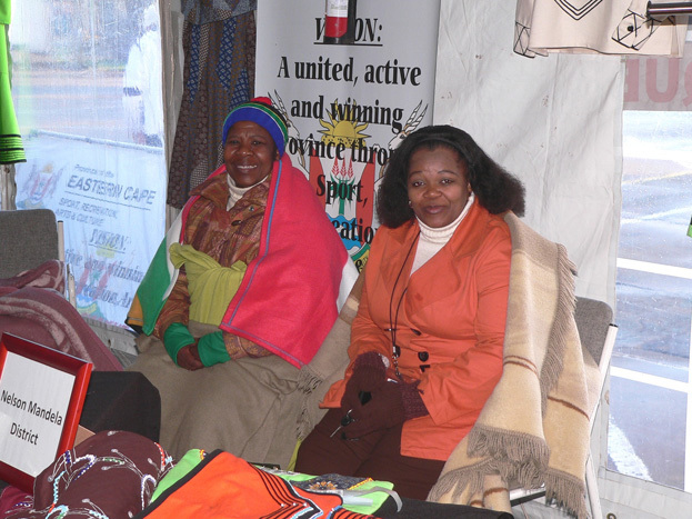 Продавщицы сувениров, произведенных племенами провинции Восточный Кейп, во время ЧМ-2010 в ЮАР. Фото Александр Бобров, "СЭ"