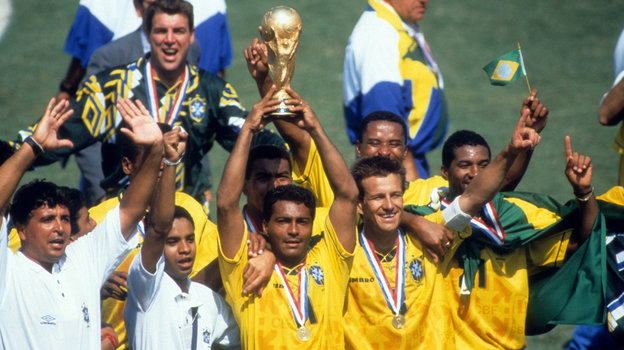 Ромарио с кубком чемпионата мира в 1994 году. Фото Global Look Press Ромарио с кубком чемпионата мира в 1994 году. Фото Global Look Press