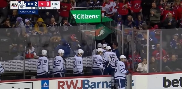 Хоккеисты "Торонто" уходят в подтрибунное помещение.