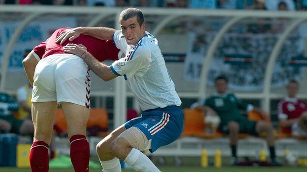 Зинедин Зидан против игрока сборной Дании на ЧМ-2002. Фото Global Look Press Зинедин Зидан против игрока сборной Дании на ЧМ-2002. Фото Global Look Press