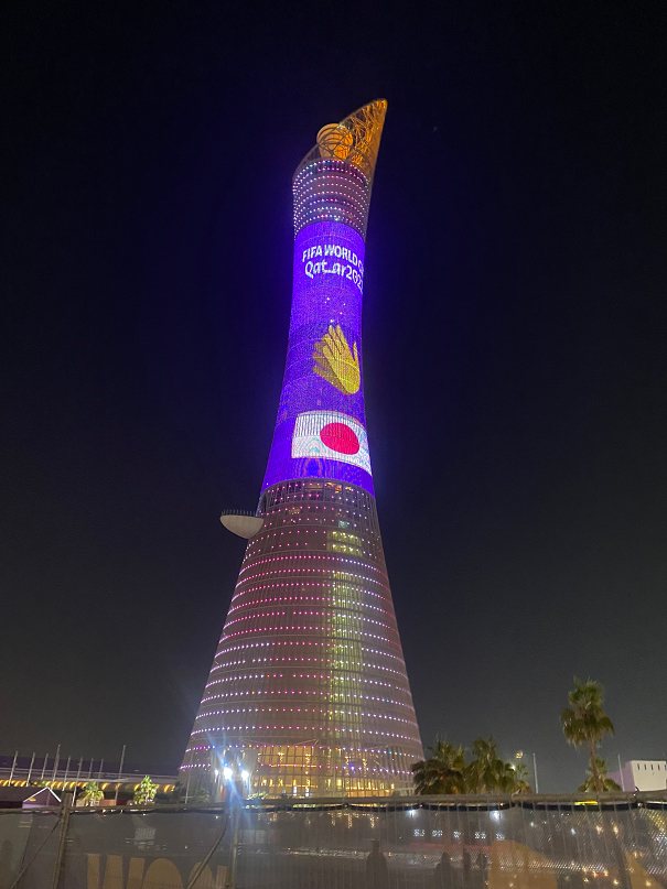 Здание в Дохе с японским флагом после победы над Германией на ЧМ-2022.. Фото Игорь Рабинер, "СЭ"
