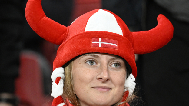Шлем викингов на голове болельщицы из Дании. Фото Reuters