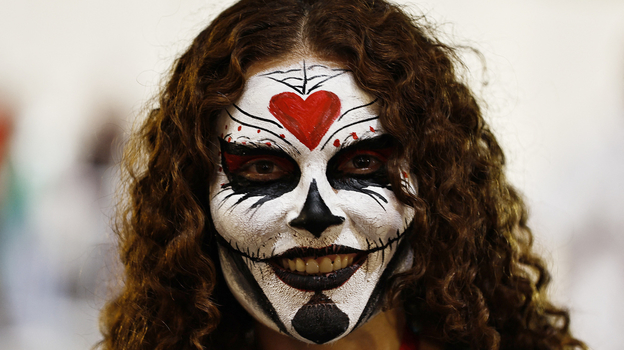 Страшная маска на лице болельщицы из Мексики на ЧМ-2022. Фото Reuters