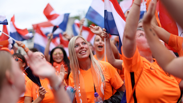 Блондинка из Голландии в толпе болельщиков на ЧМ-2022. Фото Reuters