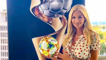 Лопырева выложила фото с матча ЧМ-2022 в кофте с пикантным вырезом