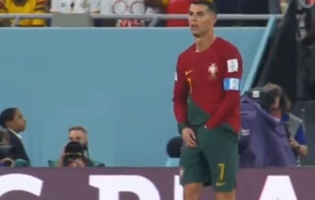 Нападающий сборной Португалии Криштиану Роналду достал из шорт энергетическую добавку во время матча против Ганы на чемпионате мира-2022. Спорт-Экспресс