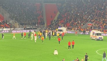 В матче чемпионата Турции болельщик избил вратаря угловым флагом