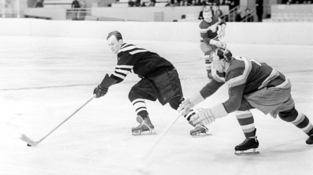 Всеволод Бобров в матче за сборную СССР. Фото Олег Неелов