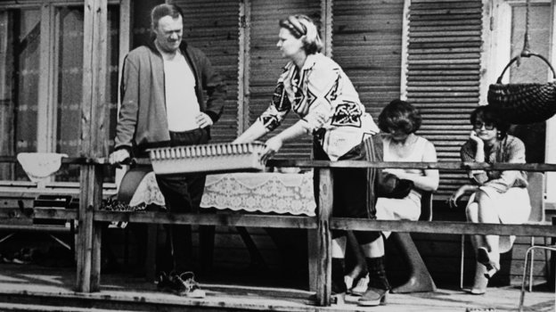 Всеволод Бобров с женой Еленой Николаевной на даче в Истре.