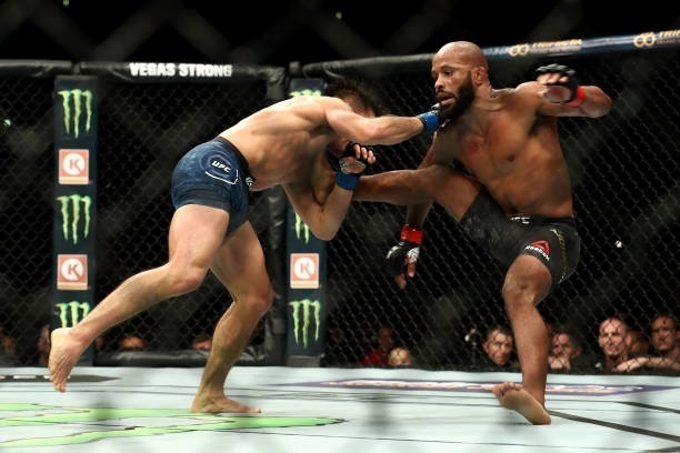 Генри Сехудо переводит Деметриуса Джонсона в их втором бою на UFC 227. Генри Сехудо переводит Деметриуса Джонсона в их втором бою на UFC 227.