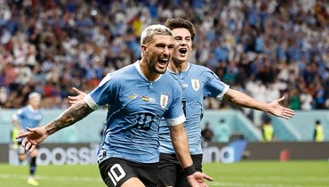 Сборная Уругвая обыгрывает Гану после первого тайма матча ЧМ-2022