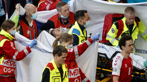 Кристиан Эриксен покидает поле на носилках. Фото Global Look Press Кристиан Эриксен покидает поле на носилках. Фото Global Look Press