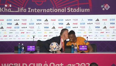 Ван Гал поцеловал Дюмфриса на пресс-конференции после матча ЧМ-2022 с США