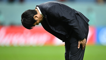 Главный тренер сборной Японии поклонился болельщикам после поражения от Хорватии в матче 1/8 финала ЧМ-2022
