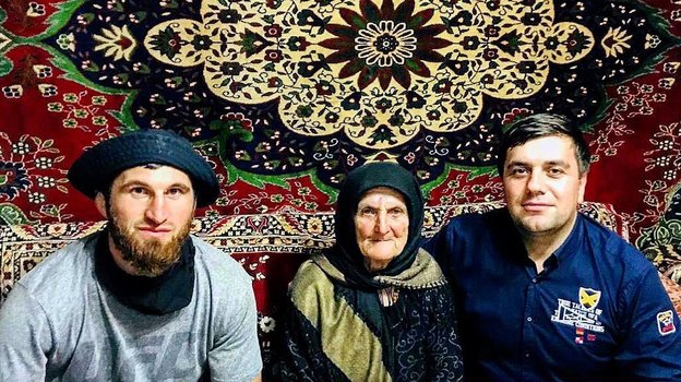 Магомед Анкалаев и Магомед Маликов со своей бабушкой. Фото Соцсети Магомед Анкалаев и Магомед Маликов со своей бабушкой. Фото Соцсети