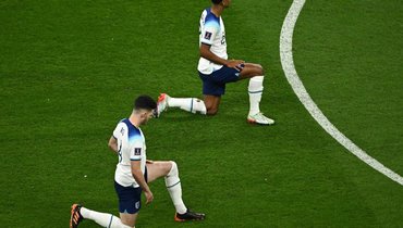 Футболисты сборной Англии преклонили колено перед матчем 1/4 финала ЧМ-2022. Французы проигнорировали акцию