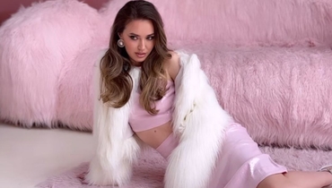 Жена Тарасова выложила видео с фотосессии в розовом кожаном топе и юбке